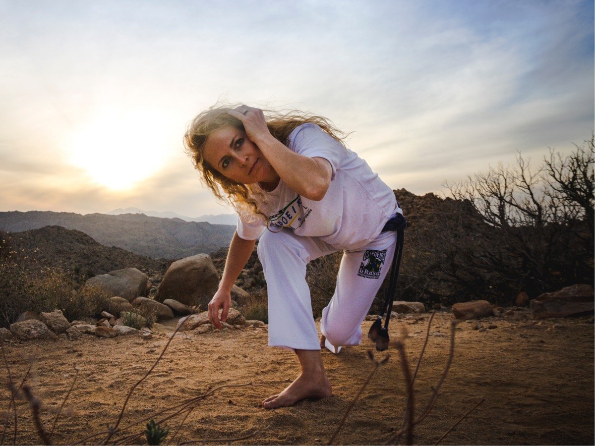 Capoeira esquiva in the desert